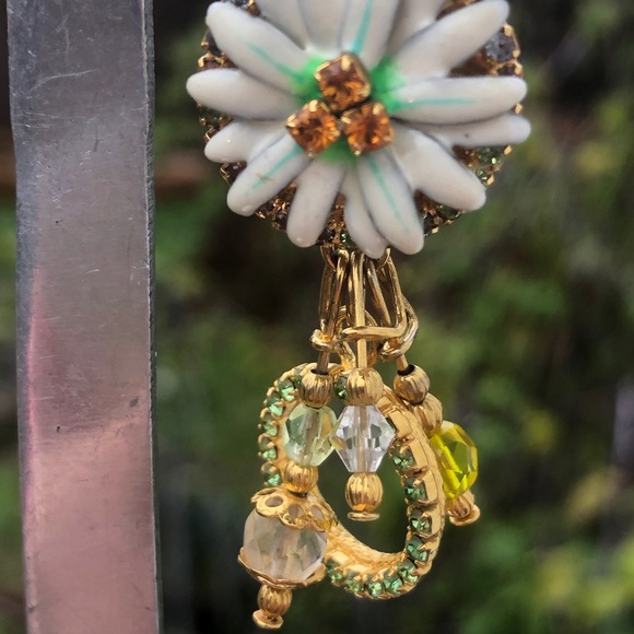 Lunch At The Ritz pierced Daisy flower earrings - Picture 6 of 9